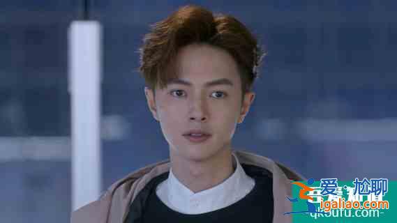 《穿盔甲的少女》開播笑到頭掉，冰甜CP首次KISS太魔性了？