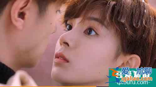 《穿盔甲的少女》開播！劇情爛老梗，演技好尷尬，倒地都能親？