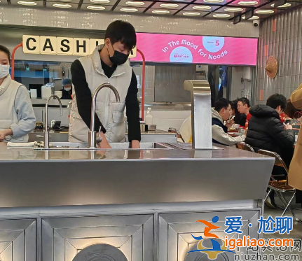 曝王思聰攜新女友露面!大口嗦粉接地氣 身材發(fā)福臃腫變化大