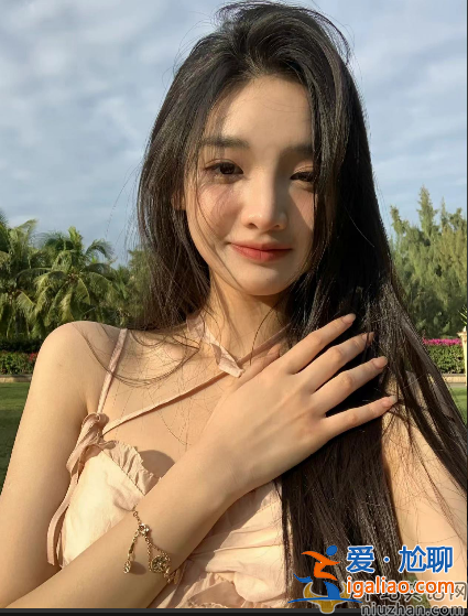 曝王思聰攜新女友露面!大口嗦粉接地氣 身材發(fā)福臃腫變化大