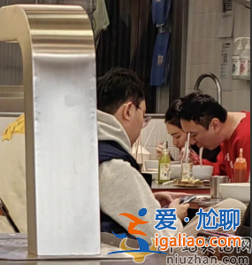 曝王思聰攜新女友露面!大口嗦粉接地氣 身材發(fā)福臃腫變化大