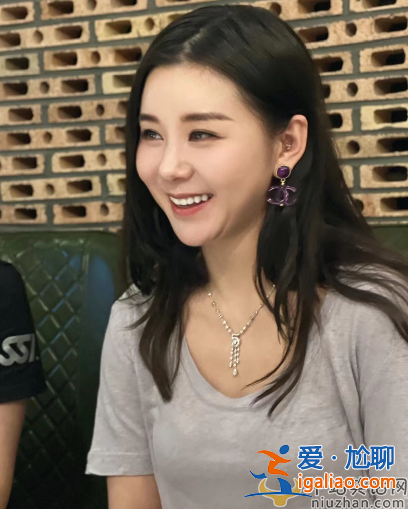 李小萌最新情況!懟臉自拍高鼻梁被指整容引熱議 過年胖出雙下巴