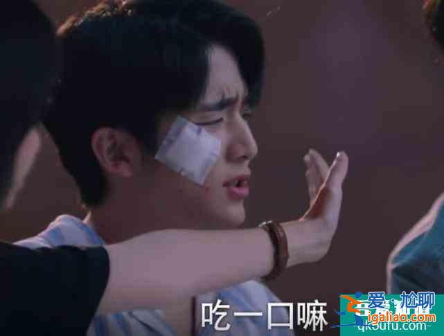 以家人之名：凌霄喂子秋吃烤紅薯，尖尖的反應像極了他們倆姐姐？