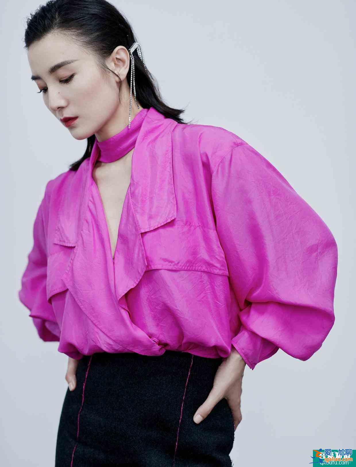 《白色月光》女主宋佳氣場(chǎng)超大，紫色襯衫配開叉裙，美得無(wú)處安放？