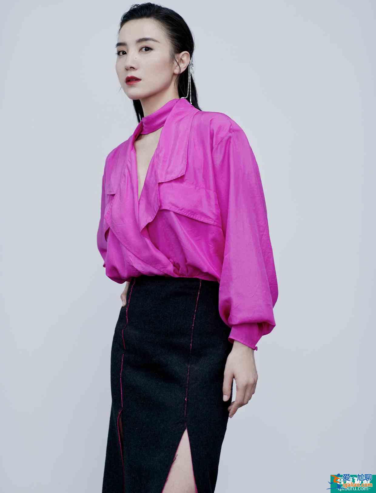 《白色月光》女主宋佳氣場(chǎng)超大，紫色襯衫配開叉裙，美得無(wú)處安放？