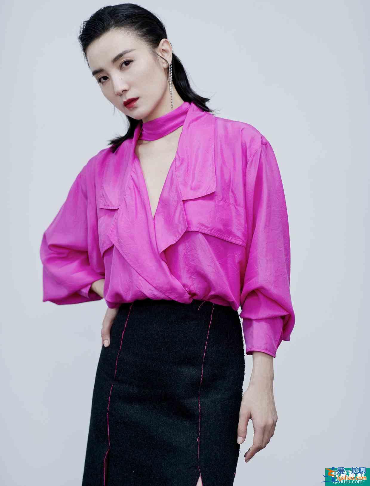 《白色月光》女主宋佳氣場(chǎng)超大，紫色襯衫配開叉裙，美得無(wú)處安放？