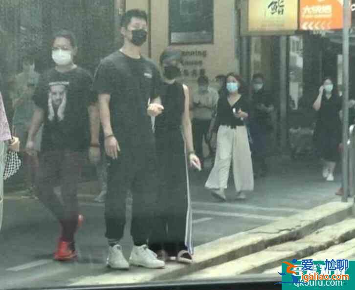 竇驍陪何超蓮看病 竇驍全程陪伴呵護(hù)盡顯甜蜜恩愛？