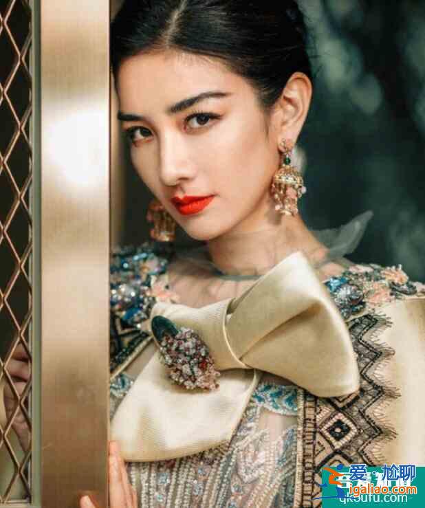 黃奕穿喜慶紅衣發(fā)文 嘴角微微上揚(yáng)仿佛有喜事發(fā)生？