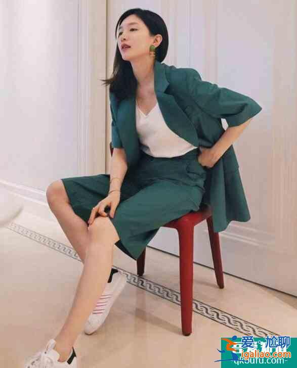 江疏影20歲軍訓(xùn)舊照 面龐青澀稚嫩側(cè)顏優(yōu)越？