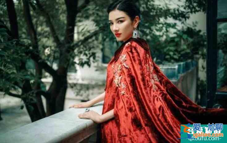 黃奕穿喜慶紅衣發(fā)文 嘴角微微上揚(yáng)仿佛有喜事發(fā)生？