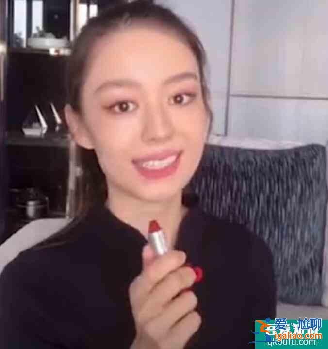 吉娜素顏罕見曝光 五官精致一臉清純狀態(tài)超好？