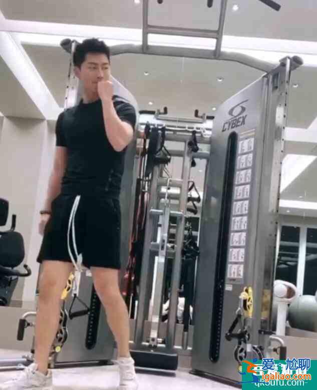 何超蓮曬竇驍健身照 竇驍穿黑色健身衣身材健碩？