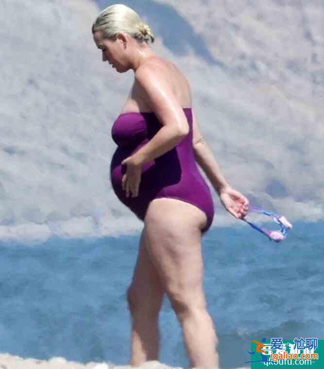 水果姐挺孕肚沖浪 在海中戲水活力十足？