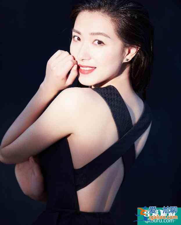 萬茜發(fā)文報平安 被曝出交通事故右手骨折了？