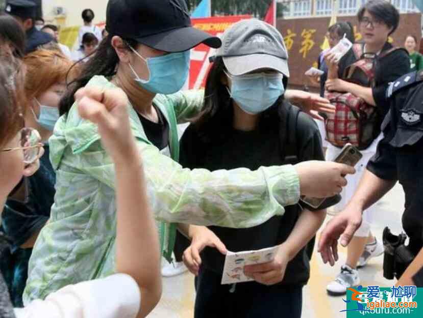 張子楓考場外被圍拍 紛紛拿手機(jī)一陣猛拍現(xiàn)場混亂？