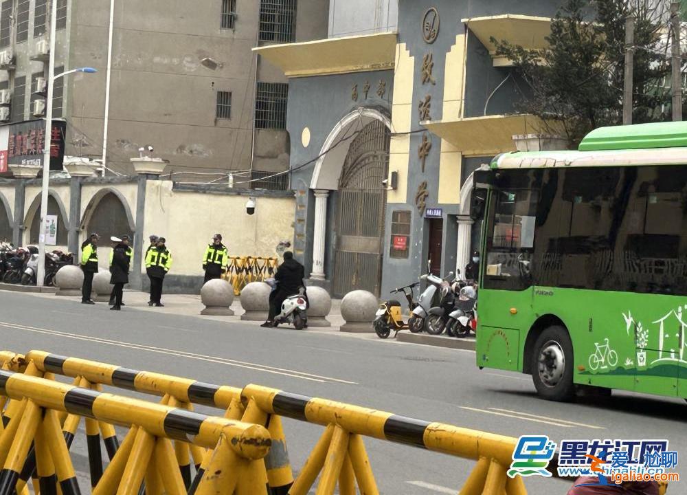 山路設(shè)卡封鎖 校區(qū)特警巡邏、增設(shè)臨檢？
