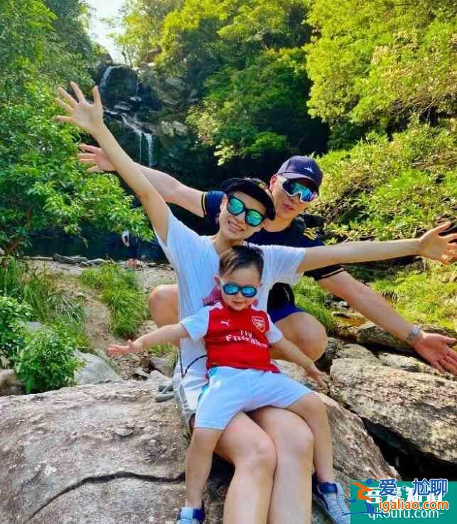 胡杏兒一家三口出游 一家溫馨同框充滿幸福感？