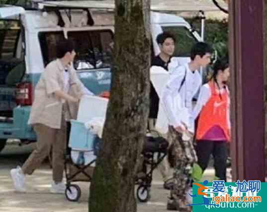 《以家人之名》三兄妹劇外合體，錄制綜藝互相打鬧，這場面很熟悉？