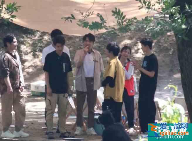 《以家人之名》三兄妹劇外合體，錄制綜藝互相打鬧，這場面很熟悉？