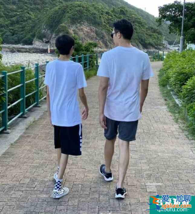 張智霖與兒子同框 兩人穿同款父子裝畫面溫馨？