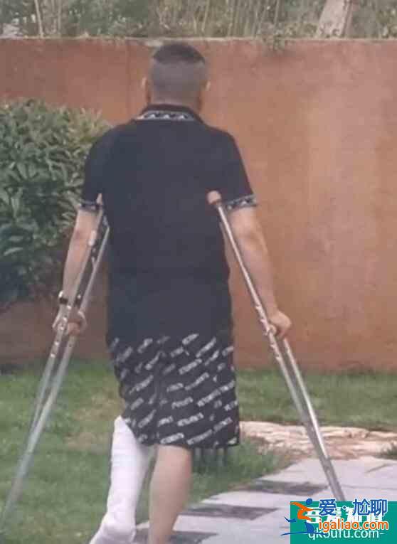 63歲潘長(zhǎng)江骨折拄拐 兩根骨頭粉碎性骨折令人心疼？