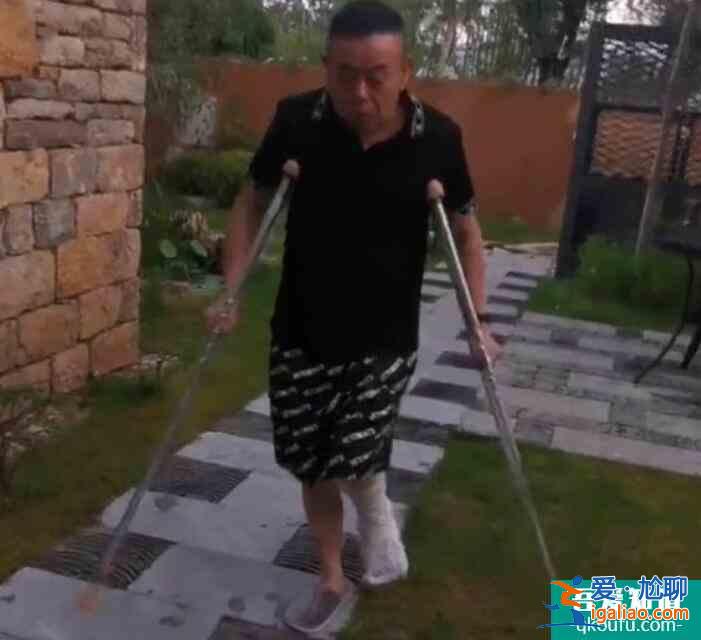 63歲潘長(zhǎng)江骨折拄拐 兩根骨頭粉碎性骨折令人心疼？