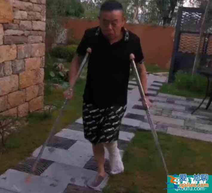 63歲潘長(zhǎng)江拍戲意外受傷 左腳打石膏柱拐杖行走困難？
