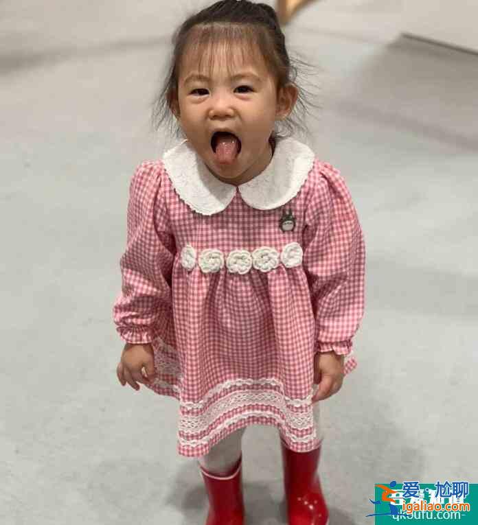 陳冠希曬女兒萌照 乖巧地坐在地板上呆萌可愛十足？