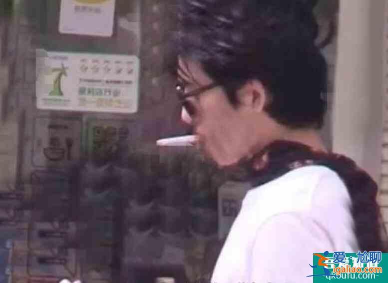 井柏然街頭抽煙被拍 邊抽煙邊玩手機非常愜意隨性？