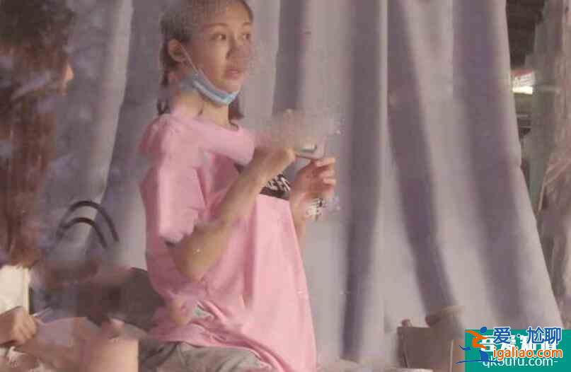 苗苗挺孕肚陪鄭愷打球 頻頻撫摸孕肚盡顯母愛(ài)滿滿？