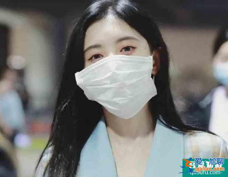 鞠婧祎戴特大口罩 為了顯臉小故意戴大口罩引爭議？