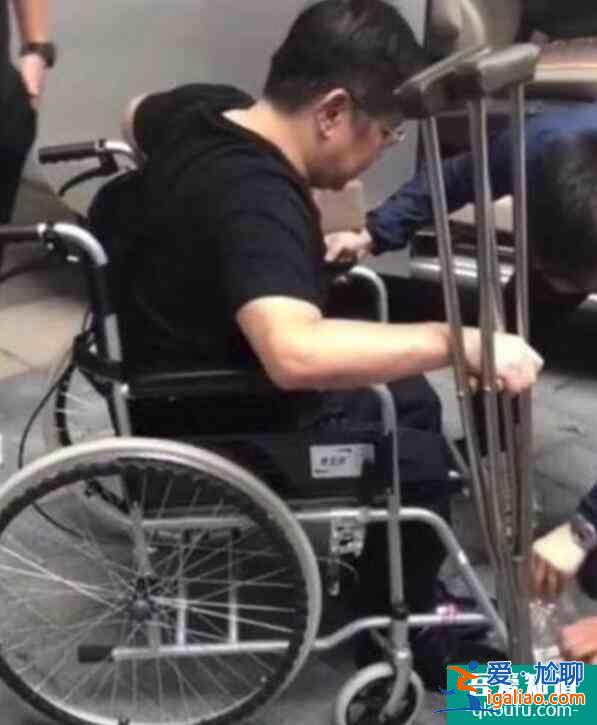 58歲鄭智化近照曝光 手拄雙拐坐在輪椅上令人擔(dān)憂？
