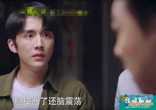 以家人之名：賀子秋出國被爸拋棄夠可憐，看了凌霄遭遇，這是真慘？