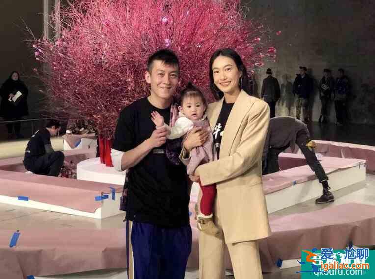 秦舒培曬照慶父親節(jié) 跪著給女兒騎大馬氣氛十分溫暖？