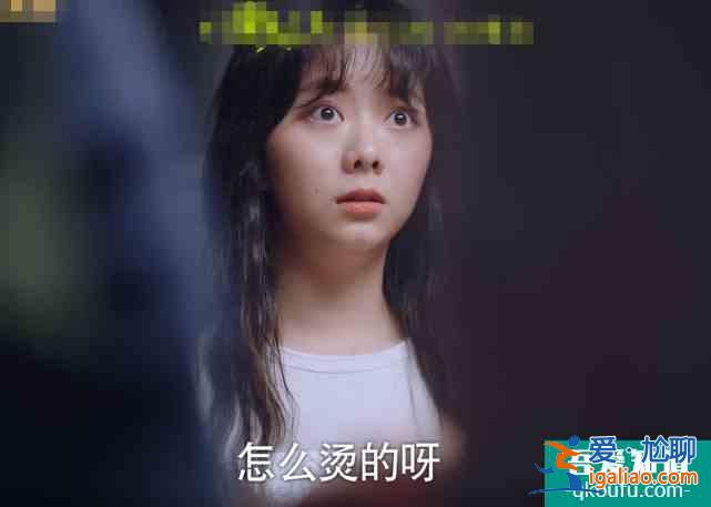 以家人之名：賀子秋出國被爸拋棄夠可憐，看了凌霄遭遇，這是真慘？