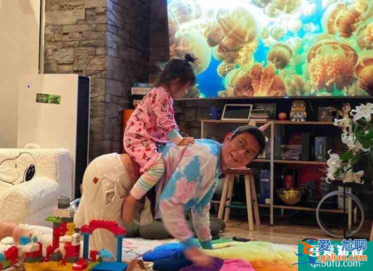 秦舒培曬照慶父親節(jié) 跪著給女兒騎大馬氣氛十分溫暖？