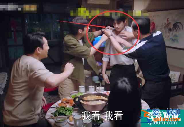 以家人之名：賀子秋出國被爸拋棄夠可憐，看了凌霄遭遇，這是真慘？