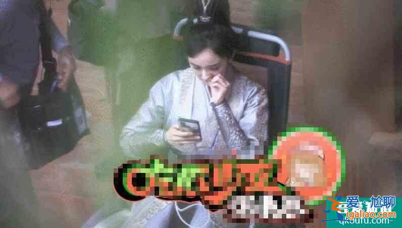 楊冪片場疑對助理甩臉 對助理使眼色心情疑不悅？