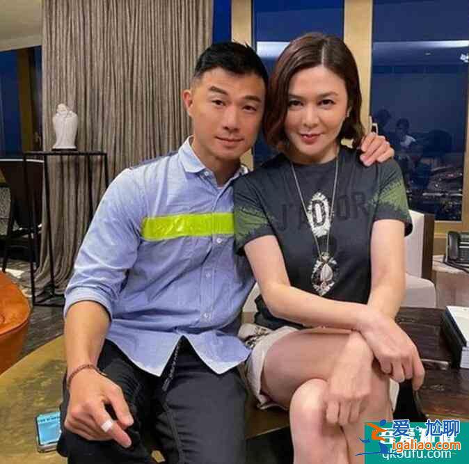 關之琳與年輕男模豪宅合照 兩人互相依偎關系親密十足？