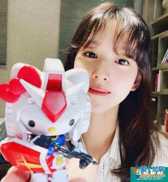 章澤天曬近照清新可愛 對(duì)鏡淺笑盡顯少女感滿滿？