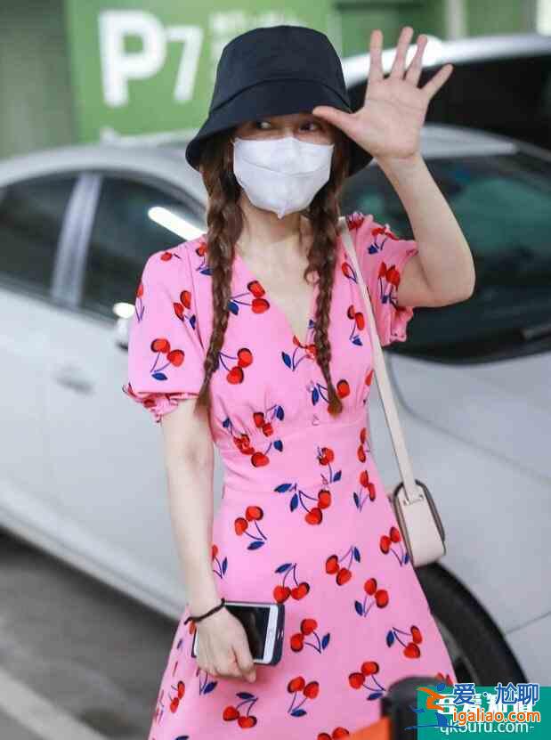 吳昕穿粉裙機場扭秧歌 打扮又美又甜似歡脫少女？