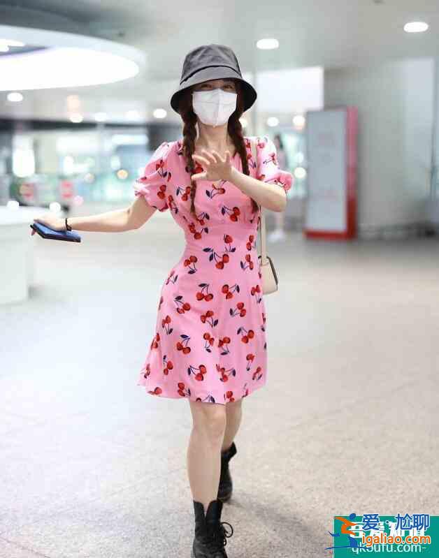 吳昕穿粉裙機場扭秧歌 打扮又美又甜似歡脫少女？