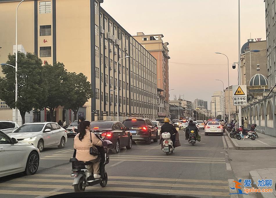 主播扎堆縣城 炮制謠言泛濫？