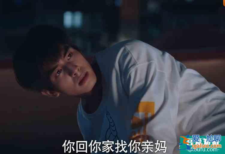 《以家人之名》凌霄出國(guó)，賀子秋躲天臺(tái)偷看，這段送別戲太好哭了？