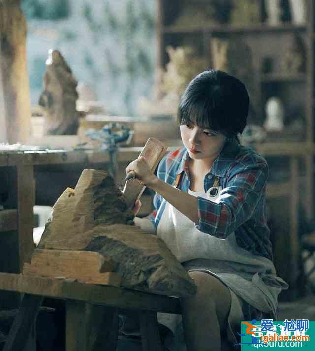 《以家人之名》：凌霄親吻公主抱，賀子秋表白，李尖尖跟男友分手？