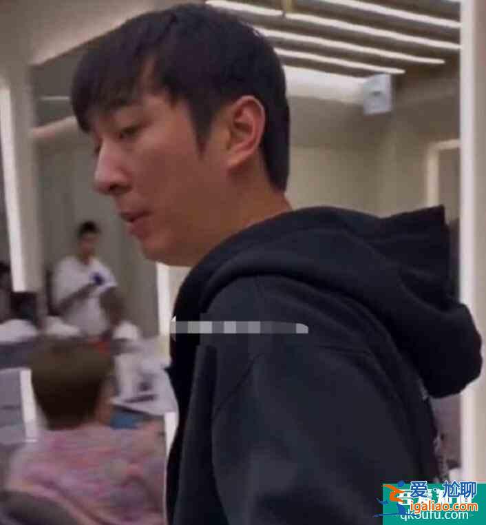 王思聰理發(fā)店被偶遇 含胸駝背模樣分外憔悴？