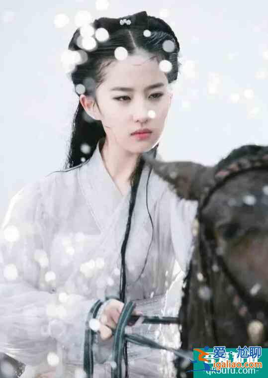 劉亦菲《神雕》劇照曝光 小龍女雨中騎馬仙氣十足？