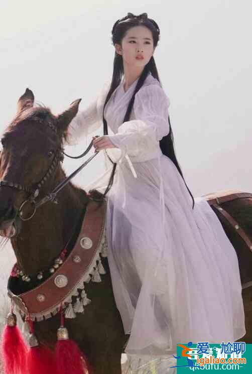 劉亦菲《神雕》劇照曝光 小龍女雨中騎馬仙氣十足？