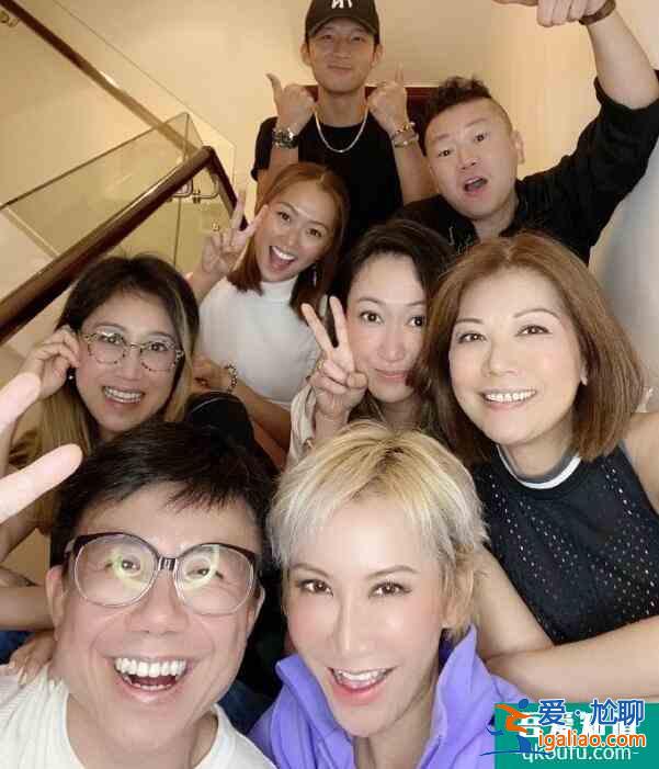 李玟分享與好友聚會(huì)合照 做出搞怪表情逗趣十足？