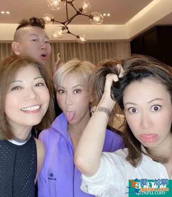 李玟分享與好友聚會(huì)合照 做出搞怪表情逗趣十足？